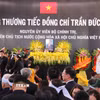 Nghi lễ thả hoa vào huyệt. (Ảnh: Phạm Cường/TTXVN)