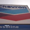 Biểu tượng tập đoàn Chevron tại một trạm xăng ở El Monte, Los Angeles, California, Mỹ. (Ảnh: THX/TTXVN)
