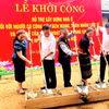 Ông Đào Mạnh Hùng, Phó Chủ tịch Thường trực Ủy ban Mặt trận Tổ quốc Việt Nam tỉnh Quảng Trị cùng các đại biểu thực hiện nghi thức khởi công hỗ trợ xây nhà cho hộ dân tại xã Tân Lập. (Ảnh: TTXVN phát)