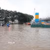Ngập cục bộ trên phố Đàm Quang Trung sau cơn mưa lớn tại Hà Nội. (Ảnh: Thành Phương/TTXVN)