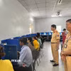 Lực lượng cảnh sát giao thông Công an tỉnh Bình Dương giám sát kỳ sát hạch. (Ảnh: Huyền Trang/TTXVN)
