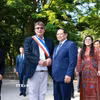 Lãnh đạo thành phố Montreuil đón Thủ tướng Chính phủ Phạm Minh Chính và Phu nhân. (Ảnh: Dương Giang/TTXVN)