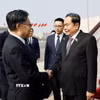 Ủy viên Trung ương Đảng, Phó Ủy viên trưởng Ủy ban Thường vụ Nhân đại Trung Quốc Vương Đông Minh đón Chủ tịch Quốc hội Trần Thanh Mẫn tại Sân bay quốc tế Bắc Kinh. (Ảnh: Doãn Tấn/TTXVN)