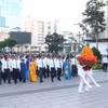 Đoàn đại biểu dâng hoa Chủ tịch Hồ Chí Minh tại phố đi bộ Nguyễn Huệ, phường Sài Gòn. (Ảnh: Thanh Vũ/TTXVN)