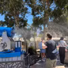 Người dân di chuyển trên đường phố tại Melbourne, Australia, ngày 7/1/2026. (Ảnh: THX/TTXVN)