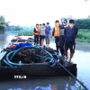 Lực lượng Công an Đồng Nai khống chế, bắt giữ các đối tượng khai thác cát trái phép. (Ảnh: TTXVN phát)