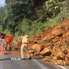 Các lực lượng tập trung dọn dẹp, khắc phục điểm sạt lở trên đèo Bảo Lộc (tỉnh Lâm Đồng) vào sáng 8/10/2026. (Ảnh: TTXVN phát)