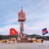 Đài Hữu nghị Việt Nam-Campuchia tại thành phố Sen Monorom, tỉnh Mondolkiri, cách thủ đô Phnom Penh khoảng 300km về phía Đông Bắc, giáp biên với tỉnh Đắk Nông và Đắk Lắk, Tây Nguyên của Việt Nam. (Ảnh: TTXVN)