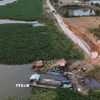 Quang cảnh sụt lún đất tại tuyến đê bao sông Lò Gạch, thuộc xã Vĩnh Hưng, tỉnh Tây Ninh. (Ảnh: Thanh Bình/TTXVN)