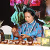 Nghệ nhân Lâm Diệu Linh biểu diễn nghệ thuật pha trà. (Ảnh: TTXVN phát)