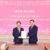 Đồng chí Nguyễn Long Hải, Ủy viên Trung ương Đảng, Phó Bí thư Thường trực Đảng ủy các cơ quan Đảng Trung ương trao Quyết định cho đồng chí Trần Thanh Lâm. (Ảnh: Phương Hoa/TTXVN)