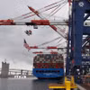 Tàu chở hàng của công ty vận tải Trung Quốc COSCO neo tại cảng Los Angeles, Mỹ. (Ảnh: THX/TTXVN)