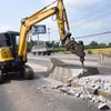 Máy móc, nhân lực phá bỏ các kết cấu tại trạm thu phí T2 trên Quốc lộ 51, đoạn qua Đồng Nai. (Ảnh: Công Phong/TTXVN)