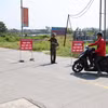 Lực lượng chức năng tại Sóc Sơn lập rào chắn và hướng dẫn người và phương tiện chuyển sang lộ trình khác nhằm đảm bảo an toàn. (Ảnh: Vũ Quang/TTXVN)