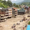 Lực lượng cứu hộ tìm kiếm nạn nhân sau thảm họa lũ lụt và lở đất ở Nuwakot, Nepal, ngày 27/8/2026. (Ảnh: THX/TTXVN phát)