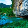 Cảnh vật bên ngoài cửa động Phong Nha (Vườn Quốc gia Phong Nha-Kẻ Bàng) đẹp như một bức tranh. (Ảnh: TTXVN phát)
