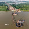 Thi công cầu Trần Hưng Đạo. (Ảnh: Phạm Tuấn Anh/TTXVN)