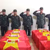 Lãnh đạo Bộ Chỉ huy Quân sự tỉnh Tuyên Quang và Đội Tìm kiếm, quy tập hài cốt liệt sỹ thực hiện nghi thức tưởng niệm các liệt sỹ tại Nhà quàn. (Ảnh: Minh Tâm/TTXVN)