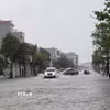 Nhiều xe ôtô phải quay đầu do nước dâng cao lên các tuyến đường lớn tại Quảng Ninh. (Ảnh: Thanh Vân/TTXVN)