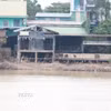 Bờ Bắc sông Bồ, thành phố Huế, sạt lở sát vào nhà ở của người dân. (Ảnh: Nguyên Lý/TTXVN)