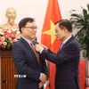 Bộ trưởng Bộ Ngoại giao Lê Hoài Trung trao Kỷ niệm chương "Vì sự nghiệp ngoại giao Việt Nam" cho Đại sứ Hàn Quốc tại Việt Nam Choi Young Sam. (Ảnh: An Đăng/TTXVN)