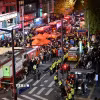 Hiện trường vụ giẫm đạp tại khu phố Itaewon ở Seoul (Hàn Quốc) ngày 30/10/2022. (Ảnh: AFP/TTXVN)
