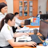 Cán bộ, công chức Cục Thuế tỉnh Hòa Bình rà soát, chuẩn hóa dữ liệu mã số thuế. (Ảnh: Phạm Hậu/TTXVN)