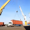 Bốc dỡ hàng hóa tại cảng Phước Long ICD, thành phố Thủ Đức (Thành phố Hồ Chí Minh). (Ảnh: Hồng Đạt/TTXVN)