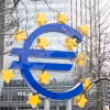 Biểu tượng đồng euro tại Frankfurt (Đức). (Ảnh: THX/TTXVN)