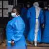Nhân viên y tế làm việc tại khu điều trị Ebola trong bệnh viện ở Mubende (Uganda) hồi năm 2022. (Ảnh: AFP/ TTXVN)