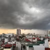 Mây đen phủ kín bầu trời trước một cơn dông ở Hà Nội. (Ảnh: An Đăng/TTXVN)