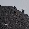 Công nhân làm việc gần mỏ than ở Đại Đồng, tỉnh Sơn Tây (Trung Quốc). (Ảnh minh họa: AFP/TTXVN)