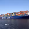 Một con tàu di chuyển qua Kênh đào Suez tại Ismailia (Ai Cập). (Ảnh minh họa: THX/TTXVN)