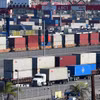 Container hàng hóa được bốc dỡ tại cảng Long Beach ở California (Mỹ). (Ảnh: AFP/TTXVN)