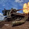Quân nhân Ukraine nã pháo tự hành 2S7 Pion tại vùng Donetsk về phía mặt trận Nga hồi tháng Chín năm ngoái. (Ảnh: Reuters/TTXVN)