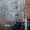 Hiện trường một vụ tấn công bằng tên lửa từ Iran xuống thành phố Holon, miền Trung Israel ngày 19/6/2025. (Ảnh: THX/TTXVN)