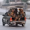 Lực lượng an ninh tuần tra trên tuyến đường dẫn tới căn cứ không quân Nur Khan ở Rawalpindi (Pakistan), sau vụ tấn công bằng tên lửa của Ấn Độ, ngày 10/5/2025. (Ảnh: THX/TTXVN)