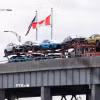 Vận chuyển ôtô mới sản xuất qua cầu Lewiston-Queenston tới Canada, ngày 9/4/2025. (Ảnh: THX/TTXVN)