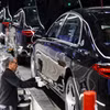 Kỹ sư làm việc trên dây chuyền sản xuất xe ôtô của hãng Mercedes-Benz ở Sindelfingen, gần Stuttgart (Đức). (Ảnh: Reuters/TTXVN)