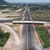 Một cầu vượt trên tuyến dự án thành phần 3 cao tốc Biên Hòa-Vũng Tàu vắng bóng đơn vị thi công. (Ảnh: Hoàng Nhị/TTXVN)