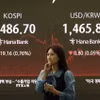 Bảng điện tử hiển thị chỉ số chứng khoán KOSPI tại ngân hàng Hana ở Seoul (Hàn Quốc) ngày 3/4/2025. (Ảnh: Yonhap/TTXVN)