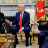 Tổng thống Mỹ Donald Trump (giữa) bất đồng quan điểm với Tổng thống Ukraine Volodymyr Zelensky (trái) về cuộc xung đột Nga-Ukraine trong hội đàm tại Nhà Trắng, ngày 28/2/2025. (Ảnh: Reuters/TTXVN)