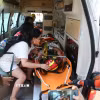 Lực lượng cứu hộ chuyển người sống sót sau động đất tại Mandalay (Myanmar) ngày 31/3/2025. (Ảnh: THX/TTXVN)