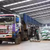 Hoạt động tại một nhà xưởng sản xuất ở tỉnh Kratie (Campuchia). (Ảnh minh họa: Huỳnh Thảo/TTXVN)