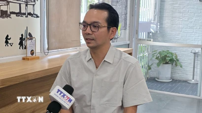 Phỏng vấn ông Thái Thanh Long – Trưởng ban liên lạc Hiệp hội Doanh nghiệp Việt Nam tại Indonesia. (Ảnh: Minh Thái/TTXVN)