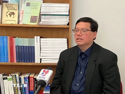 Phó Giáo sư, Tiến sỹ Hồ Quốc Tuấn, Đại học Bristol (Anh) trả lời phỏng vấn của phóng viên TTXVN tại Anh. (Ảnh: Hữu Tiến/TTXVN) 