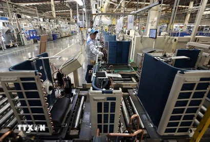 Lắp ráp điều hoà tại nhà máy của Tập đoàn Daikin Việt Nam, khu công nghiệp Thăng Long II, tỉnh Hưng Yên. (Ảnh Vũ Sinh/TTXVN)