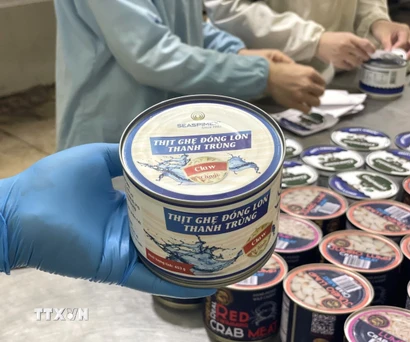 Thịt ghẹ đóng lon là một trong những sản phẩm cao cấp của Công ty Seaspimex, Thành phố Hồ Chí Minh phục vụ thị trường trong nước. (Ảnh: Hương Giang/TTXVN)
