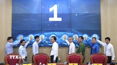 Các đại biểu thực hiện nghi thức bấm nút phát động phong trào “Bình dân học vụ số”. (Ảnh: Đinh Hương/TTXVN)