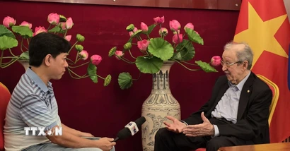 Ông Noureddine Djoudi, nhà ngoại giao kỳ cựu Algeria trả lời phóng viên TTXVN. (Ảnh: Nguyễn An/TTXVN)